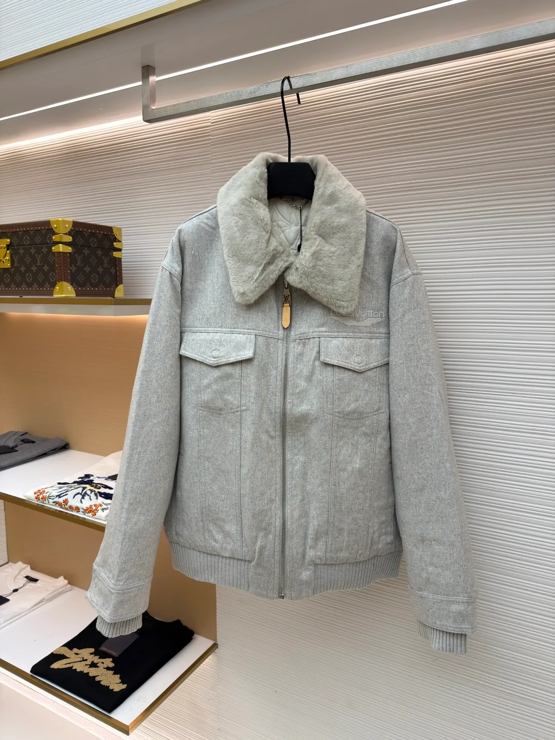 LOUIS VUITTON SKI ski series fur collar jacket ●Original version: purchased and developed by 46969 ●Item number: 1681175-D60 ●Fabric: cashmere lamb fabric ●Technology: high temperature pressing ●Color: gray ●Version: fitted version ●Weight: about 1340 grams ●Size: 46-48-50-52 ●Description: Woolen fabric made of 100% pure wool custom-dyed with floral gray yarn. The fur collar is made of real lamb fur, which is silky and skin-friendly. The diamond-embroidered pearl logo on the chest is pressed with heavy industry and high temperature. The leather tag on the back is real calfskin, artificially hand-stitched, and a customized No. 5 leather rope zipper. The overall routing is straight and delicate, the fabric is comfortable and soft, the color is consistent and there is no color difference, it can be matched with the same style to create a fashionable look, and can be used in various occasions, customized accessories, complete with three standards, the same style for men and women!